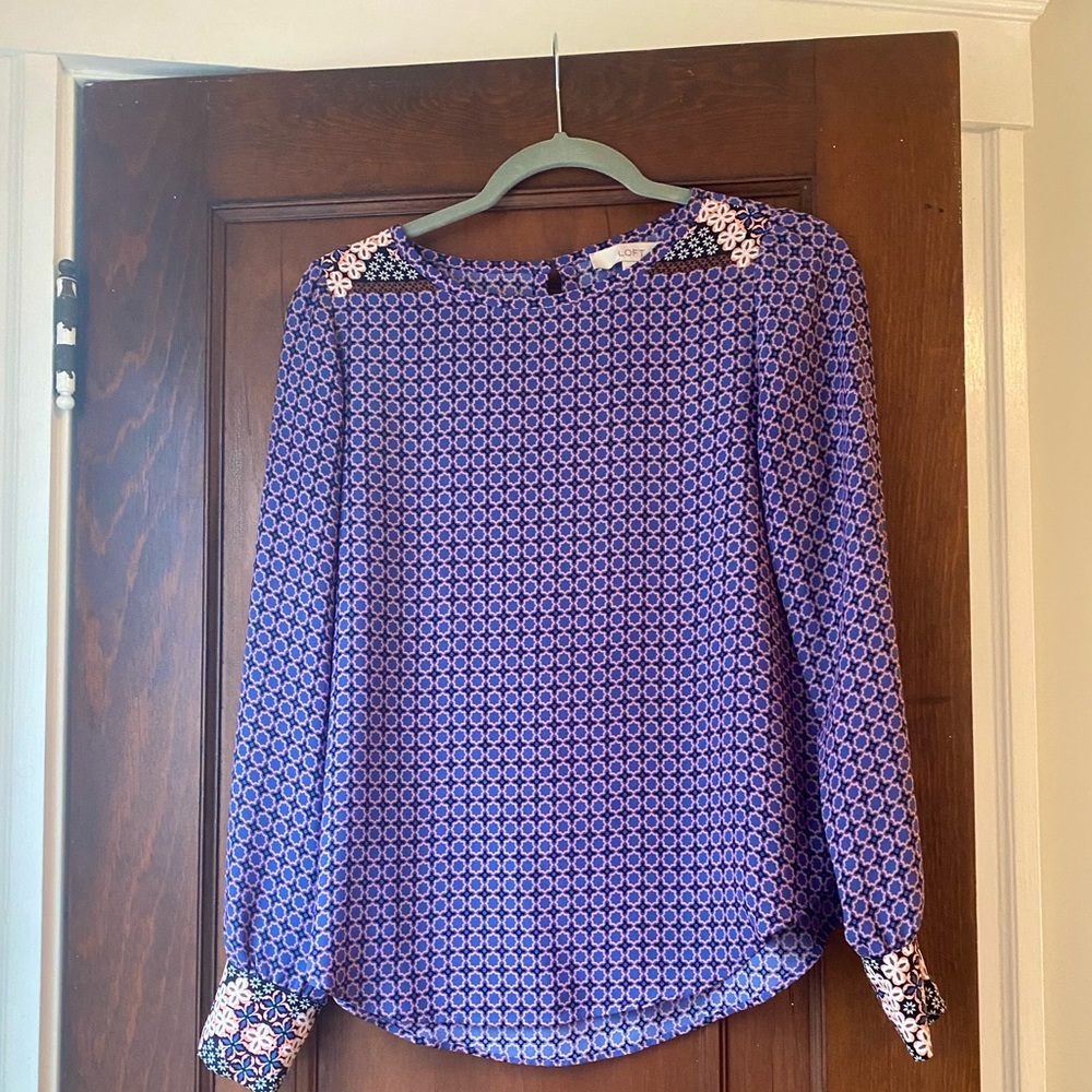 LOFT XS purple patterned top - for work or play!